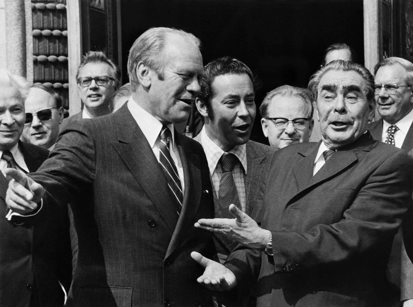 USA president Gerald Ford (vasakul) vestlemas Nõukogude Liidu kommunistliku partei peasekeretäri Leonid Brežneviga Helsingis 1975. aasta suvel. Brežnev pakkus Fordile abi uue ametiaja kindlustamiseks, kuid Ford pidas seda vaid viisakusavalduseks.