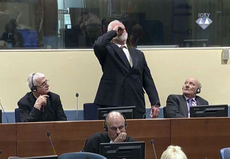 Слободан Праляк выпивает яд в зале суда.