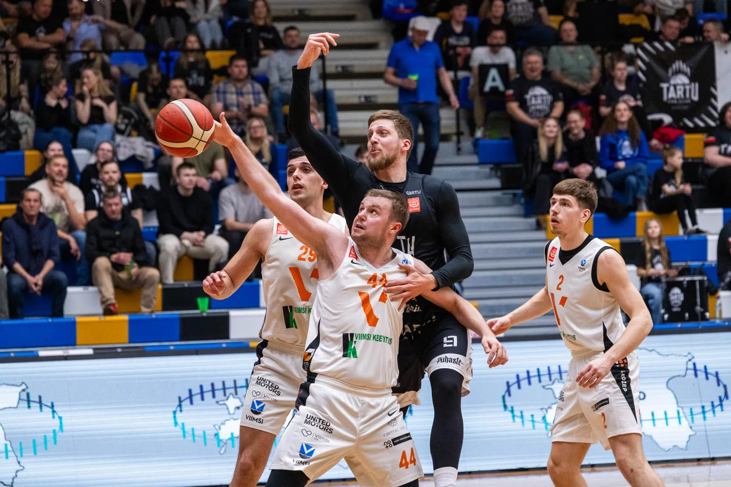Viimsi mängijad (valges) suutsid täna Tartu mehi ohjata.