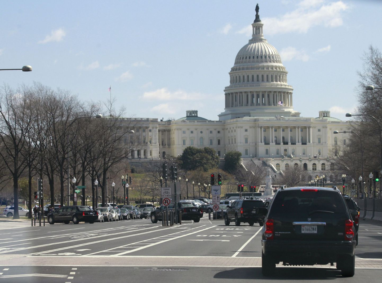 USA presidendi Barack Obama autokorteež on teel Valgest Majast Kapitooliumisse (tagaplaanil), kus toimuvad nii senati kui esindajatekoja istungid.