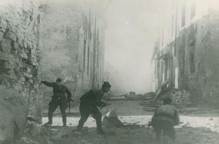 Nõukogude armee on tunginud Narva, käivad tänavalahingud.