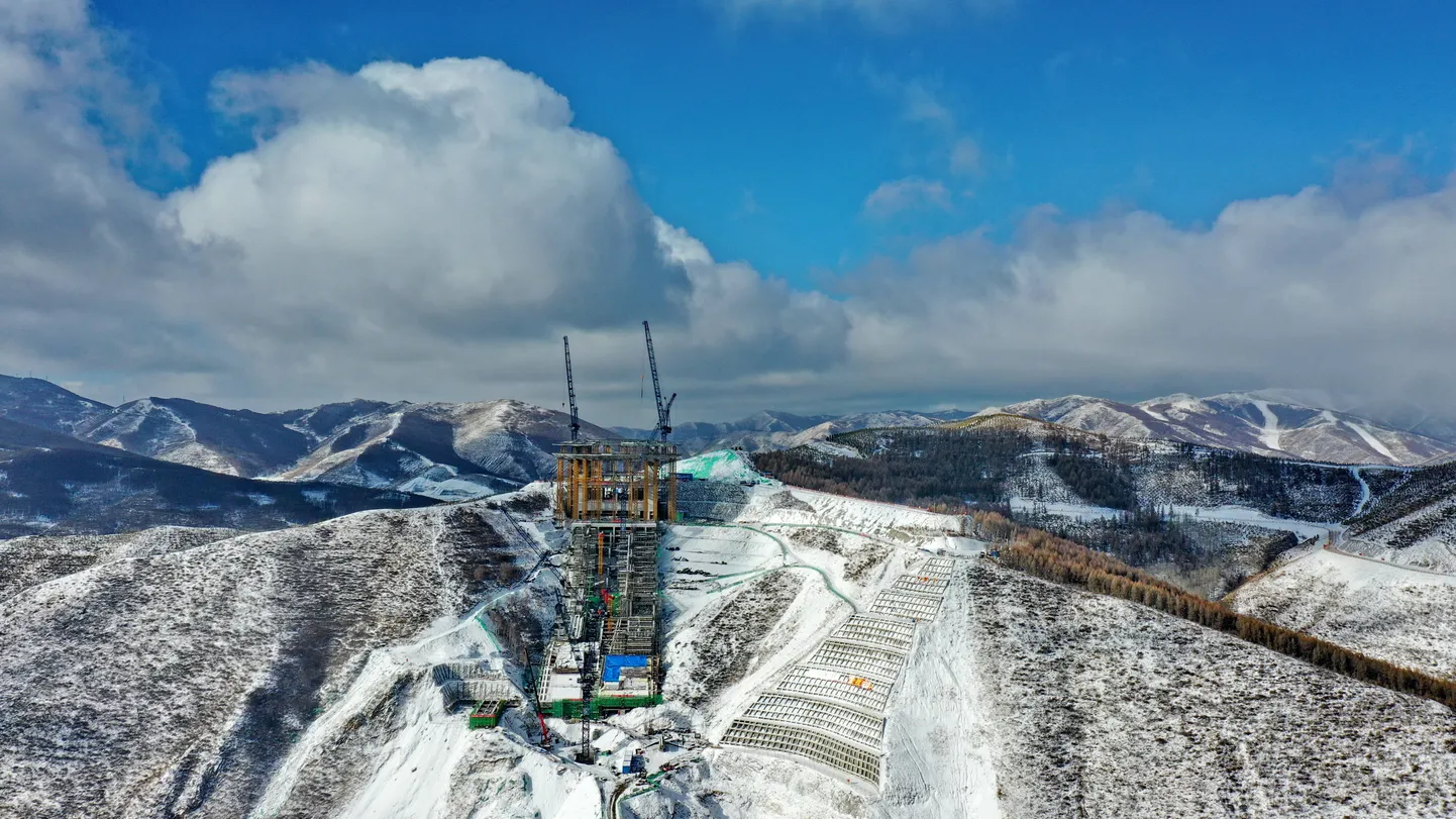 Taliolümpiamängude korraldamiseks tuli Hiinasse rajada ka suurel hulgal vastavat taristut. Rahvusliku suusahüppekeskuse Snow Ruyi ehitus Zhangjiakous 2019. aastal.