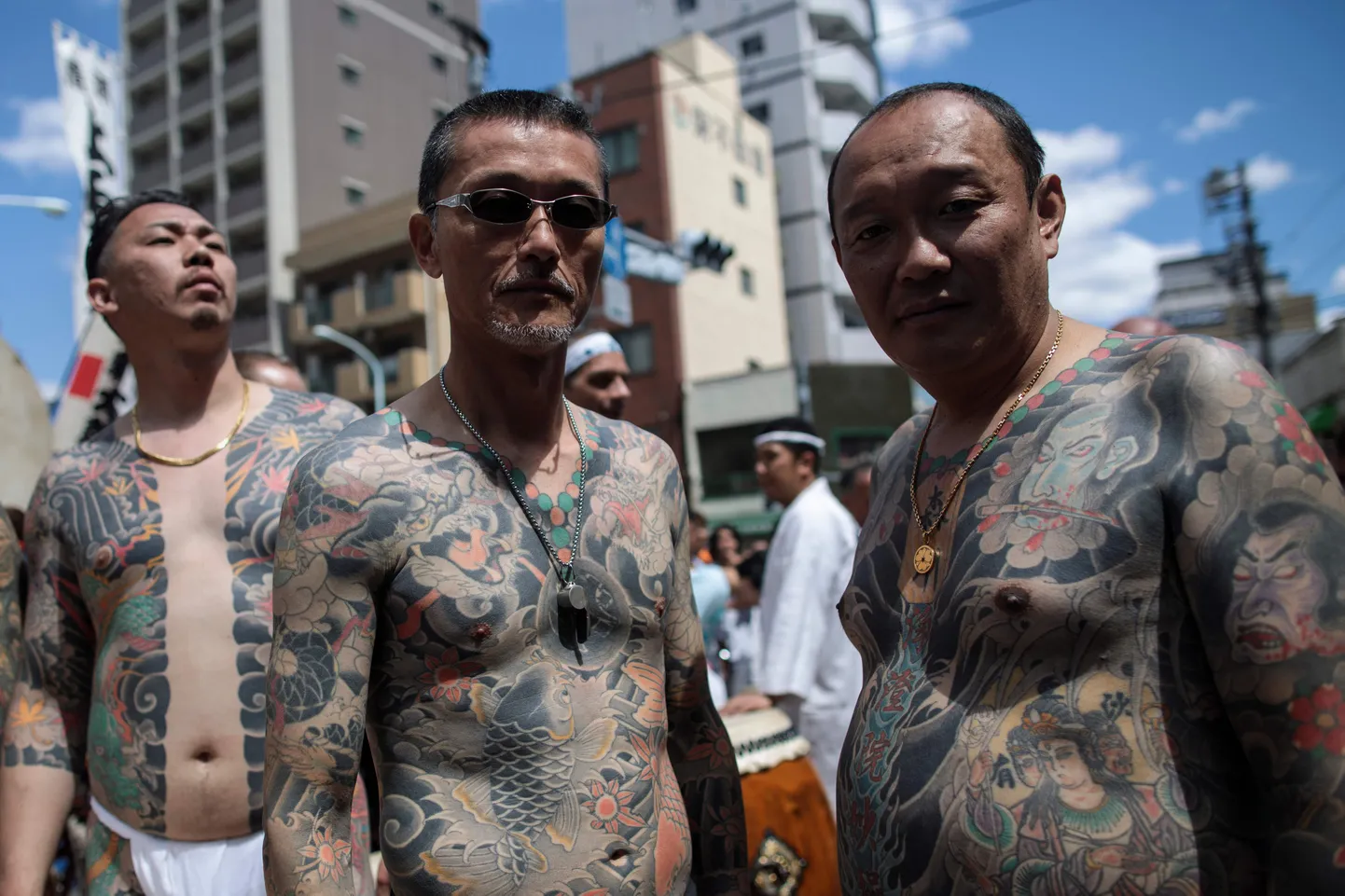 Yakuza liikmed näitamas oma traditsioonilisi tätoveeringuid Sanja Matsuri festivalil Tokyos 20. mail 2018. aastal.