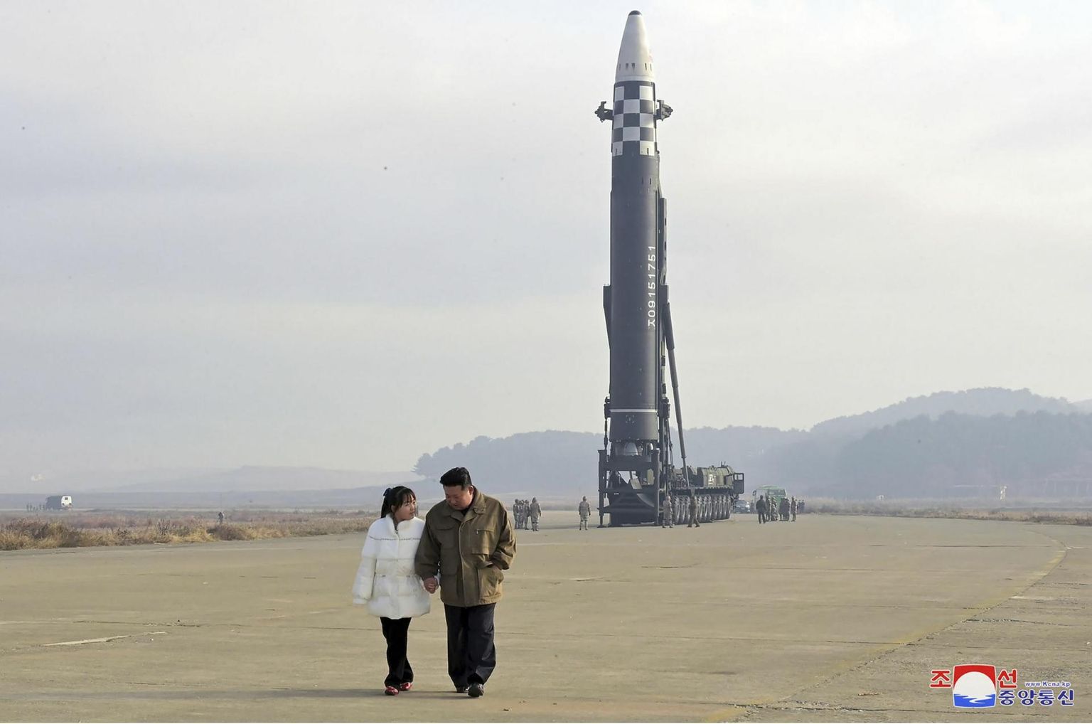 Kim Jong-un koos tütre Kim Ju-ae’ga raketikatsetust vaatamas.