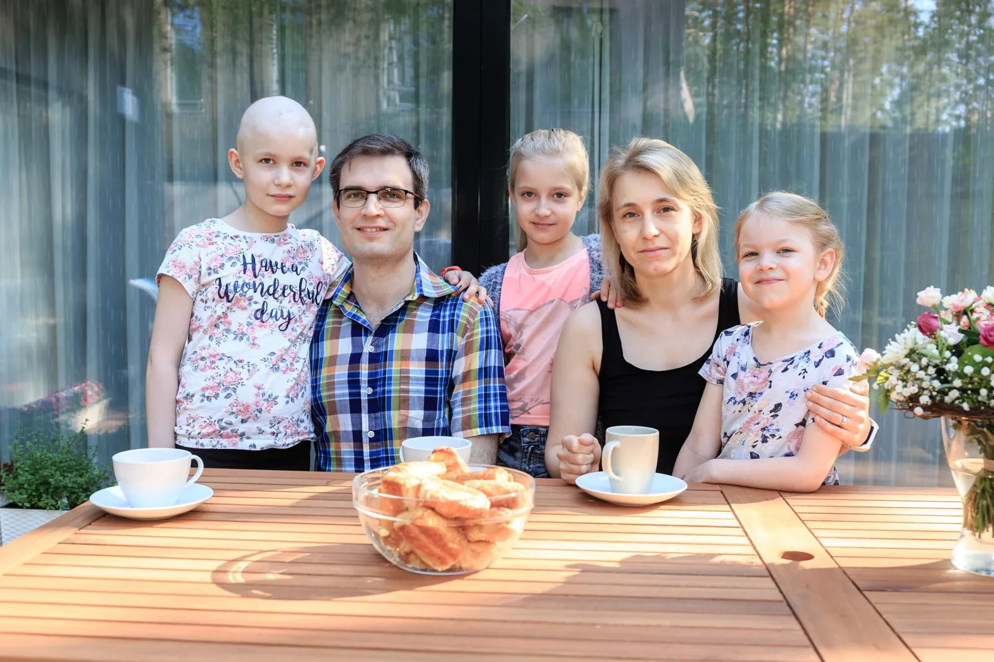 Lenna (7) koos ema Maia-Mari, isa Urmase ning õdede Stella (6) ja Emmaga (10).