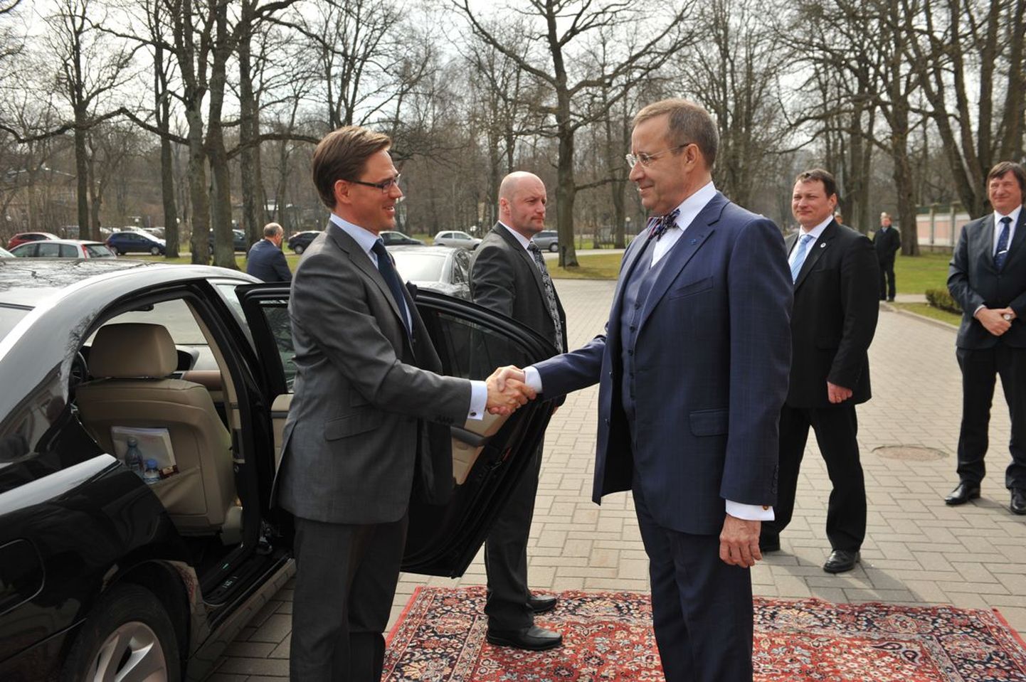 President Ilves (paremal) ja Soome peaminister Jyrki Katainen täna Tallinnas.