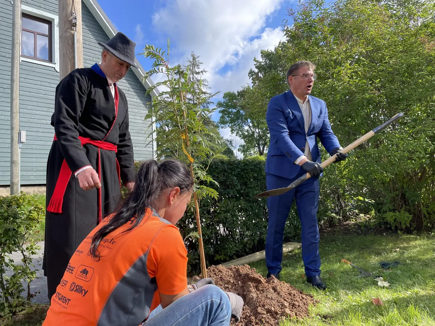 Eesti rahvakultuuri keskuse juurde istutati hariduspuu pihlakas, mis jääb sümboliseerima elukestvat õpet. Fotol on (vasakult) arborist Piia Kivisild, riigi esindaja Erich Palm ja rahvakultuuri keskuse juht Kalle Vister.