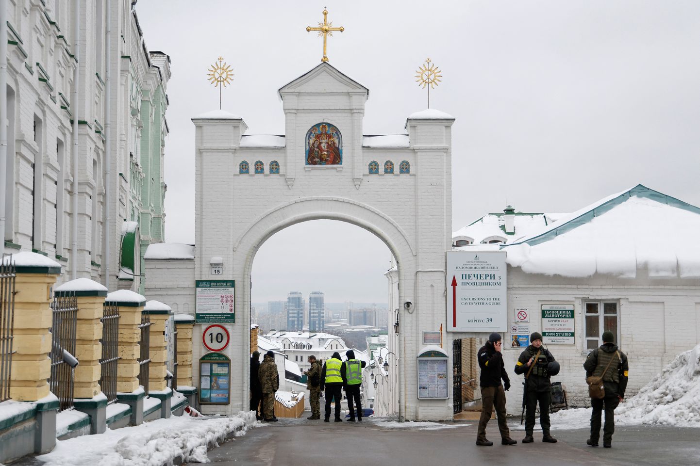 Ukrainas Drošības dienests veic kratīšanu Kijivas Pečeru klosterī.