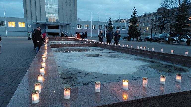 В Кохтла-Ярве зажгли свечи в память о жертвах депортации.