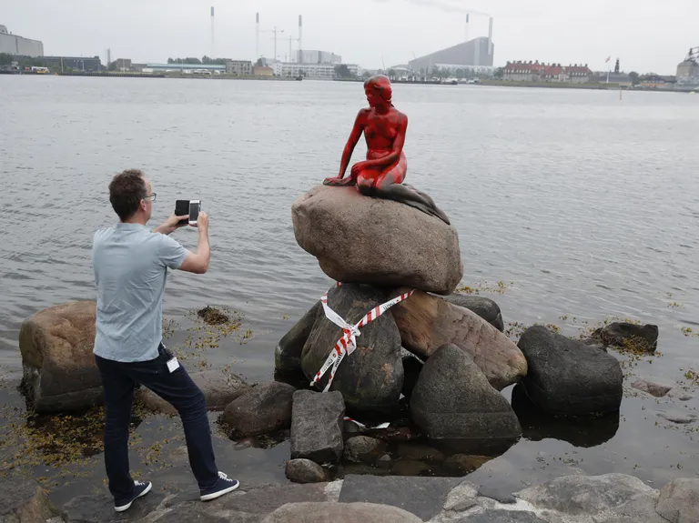 Vaalapüügi vastu protestijad värvisid Kopenhaageni Merineitsi punaseks