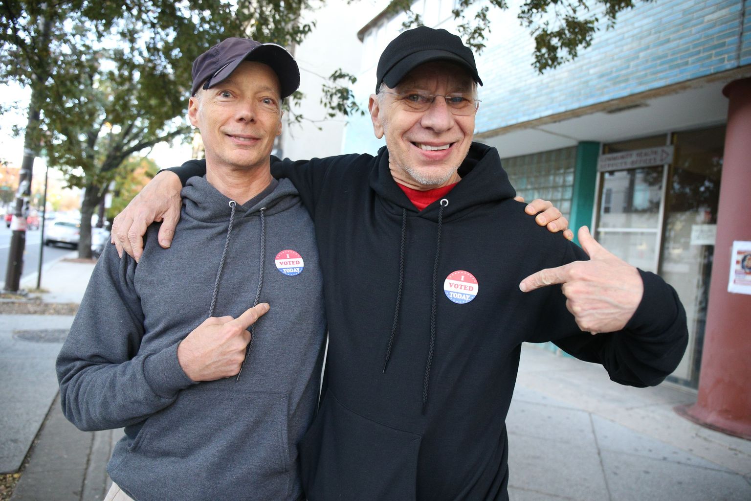 Brian Dennis ja Keith Breittelle olid Philadelphia kesklinna valimisjaoskonnas juba hommikul enne selle avamist. Hääle andsid mõlemad Hillary Clintonile.