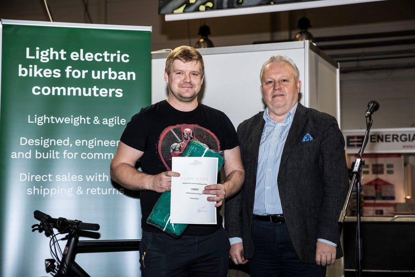 Käsijootmise Eesti meistrivõistlused võitis teist aastat järjest Timmo Antso Pärnus asuvast elektroonikatööstusest Scanfil (pildil vasakul), võitjat õnnitles elektroonikatööstuse liidu juht Arno Kolk.