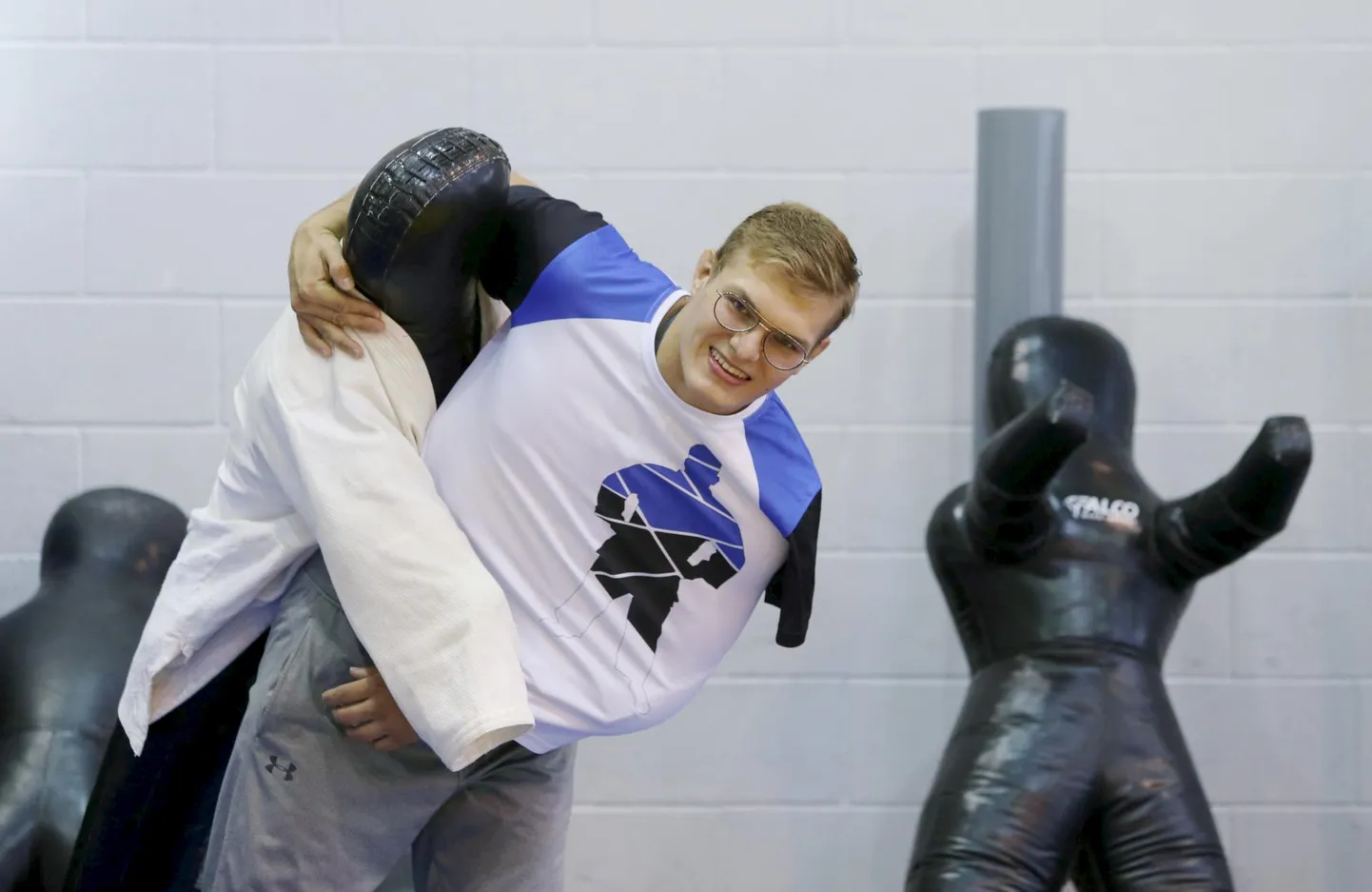 Mattias Kuusik näitab kodusaalis A. le Coqi spordihoones, milliseid abivahendeid judo-treeningutel kasutatakse.