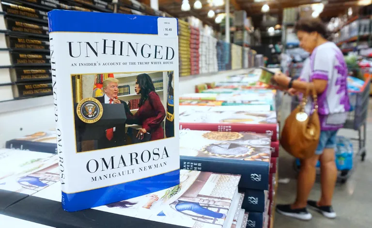 Omarosa Manigault-Newmani raamat «Unhinged» - otsetõlkes kirjeldab see hingedelt maha tõstetud ust, aga ka kellegi vaimselt tasakaalust välja löömist. Just nii kujutab Manigault-Newman oma aega Valges Majas.