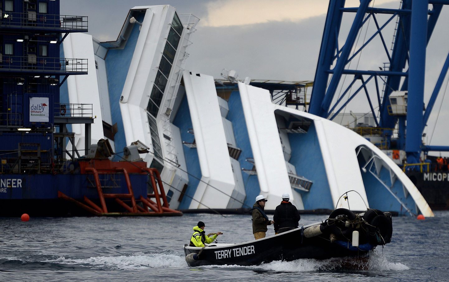 Aasta pärast Itaalia rannikul aset leidnud laevaõnnetust on Costa Concordia vrakk endiselt Giglio saare lähedal, kus see karile sõitis.