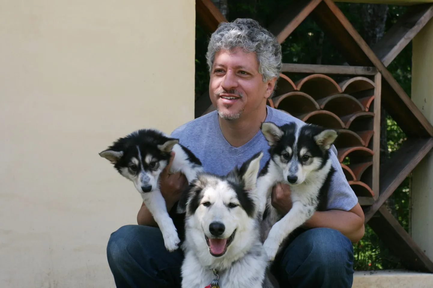 BioArts'i juht Lou Hawthorne koos oma koduse lemmiku ja kloonitud kutsikatega 3. mail 2008.aastal Californias.