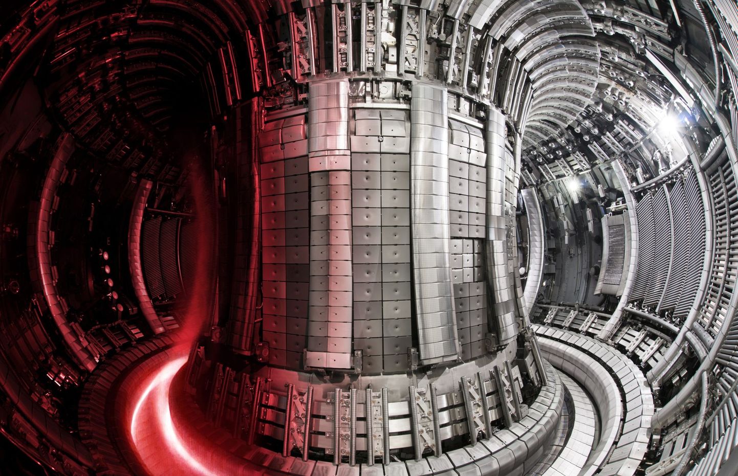 Selline näeb välja JET-i termotuumareaktori sisemus katse ajal ja enne katset.