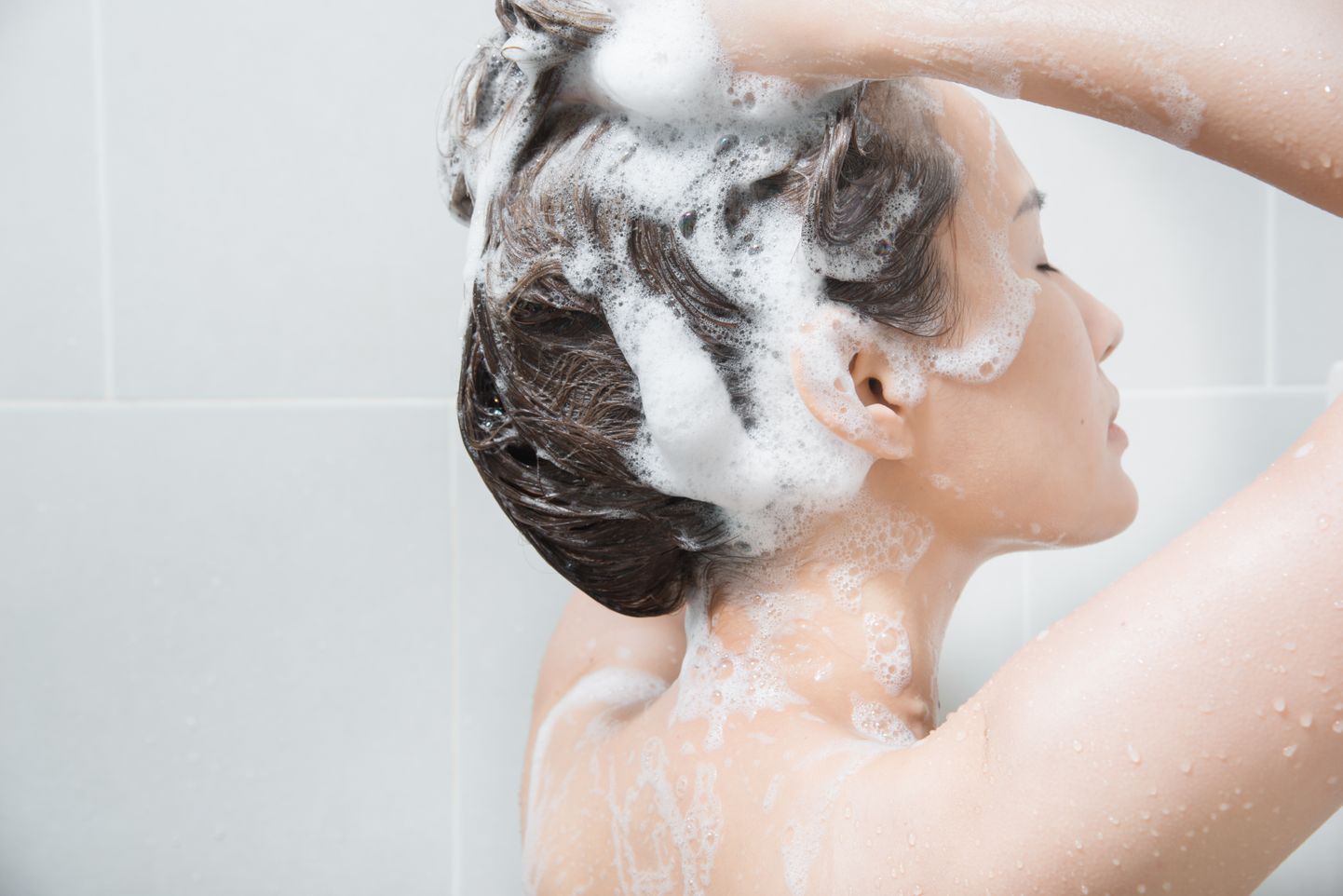Мытье волос. Иллюстративное фото