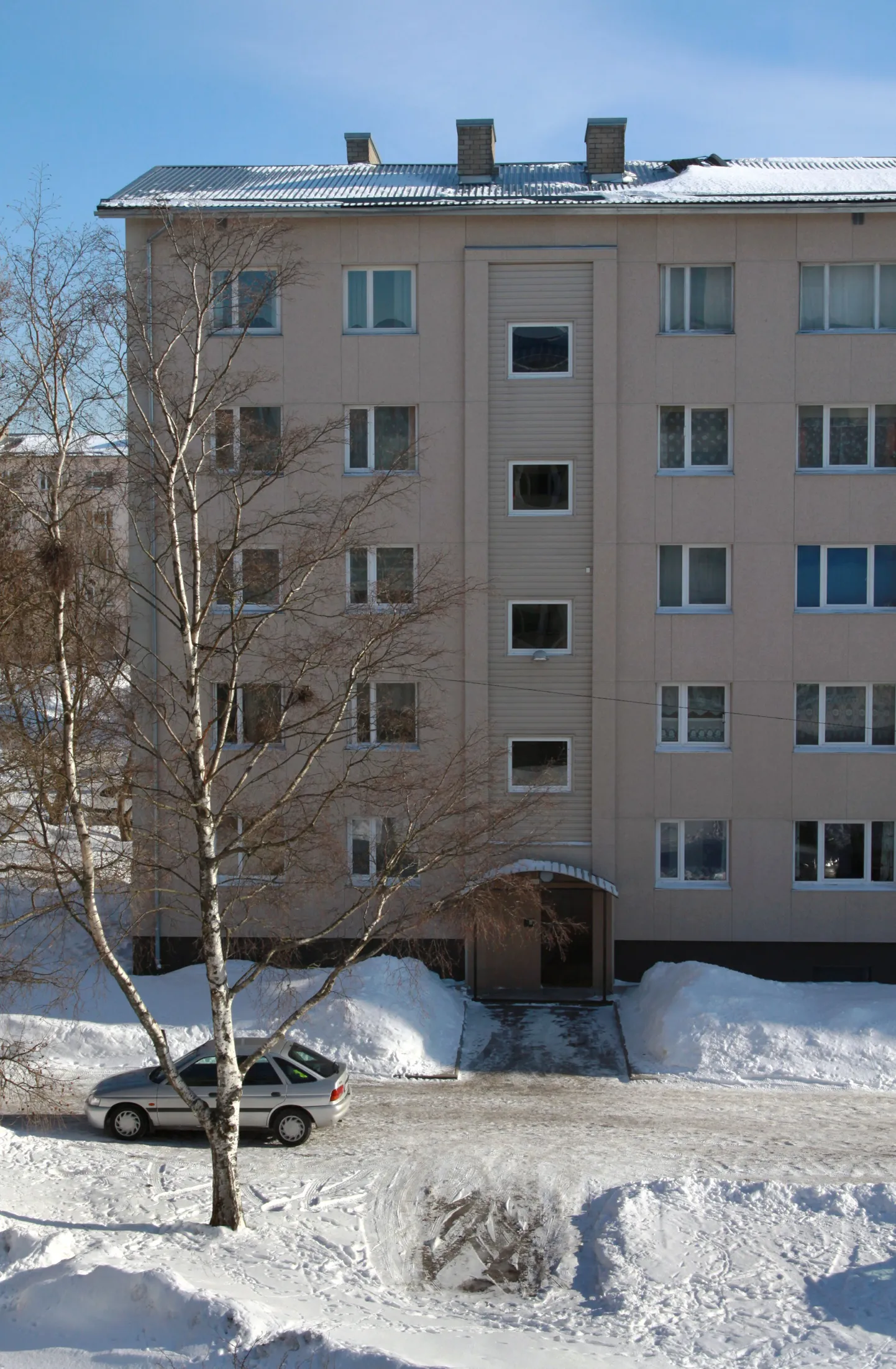 Tammsaare 34 majakatusele unustatud lumesahad.