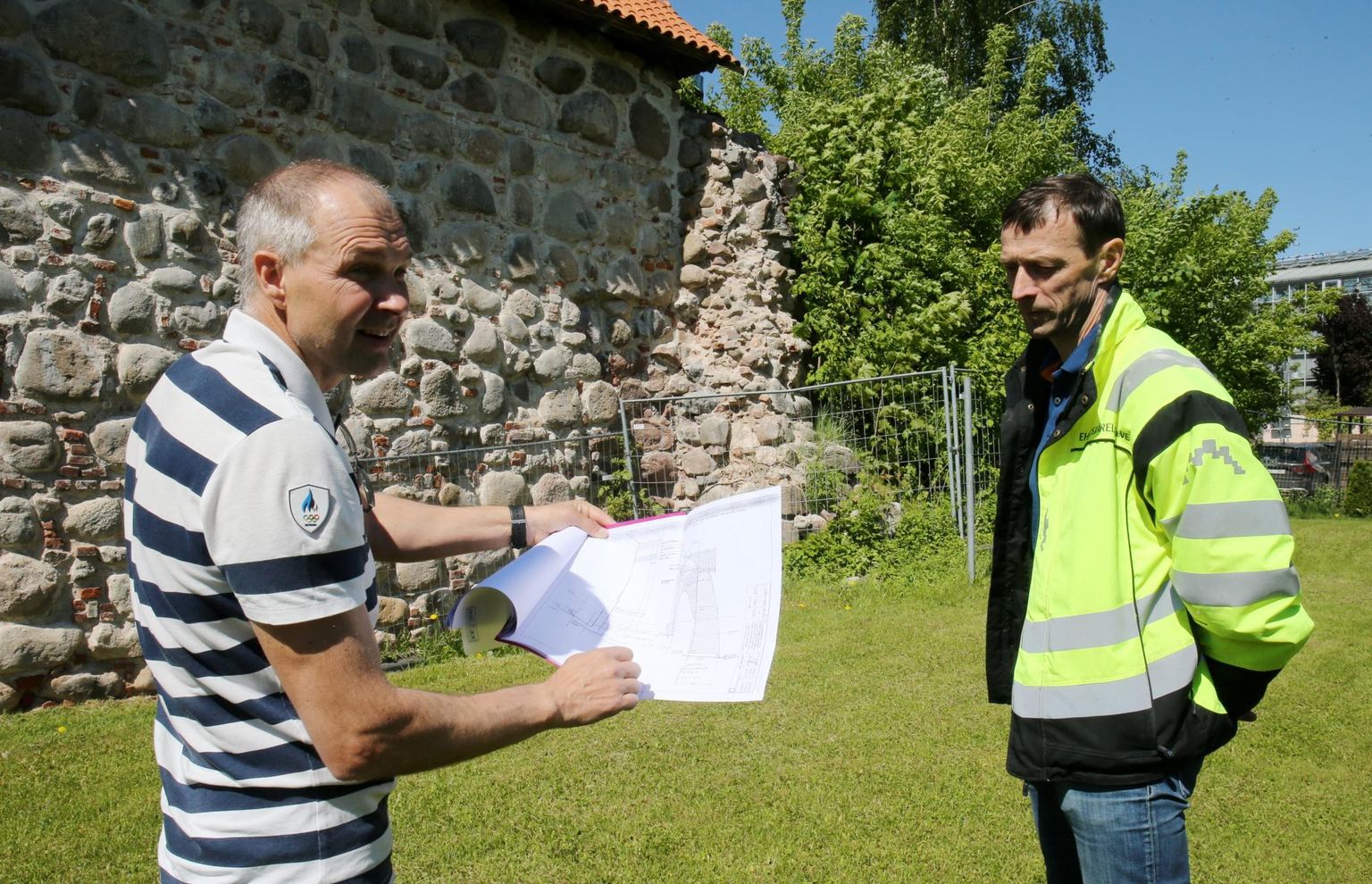 Ettevõtte Vennad Ehitus projektijuht Marko Perm (vasakult) ja juhatuse esimees Andrus Mutli tutvustasid võssa kasvanud ja varisenud linnamüüri taastamise kava.