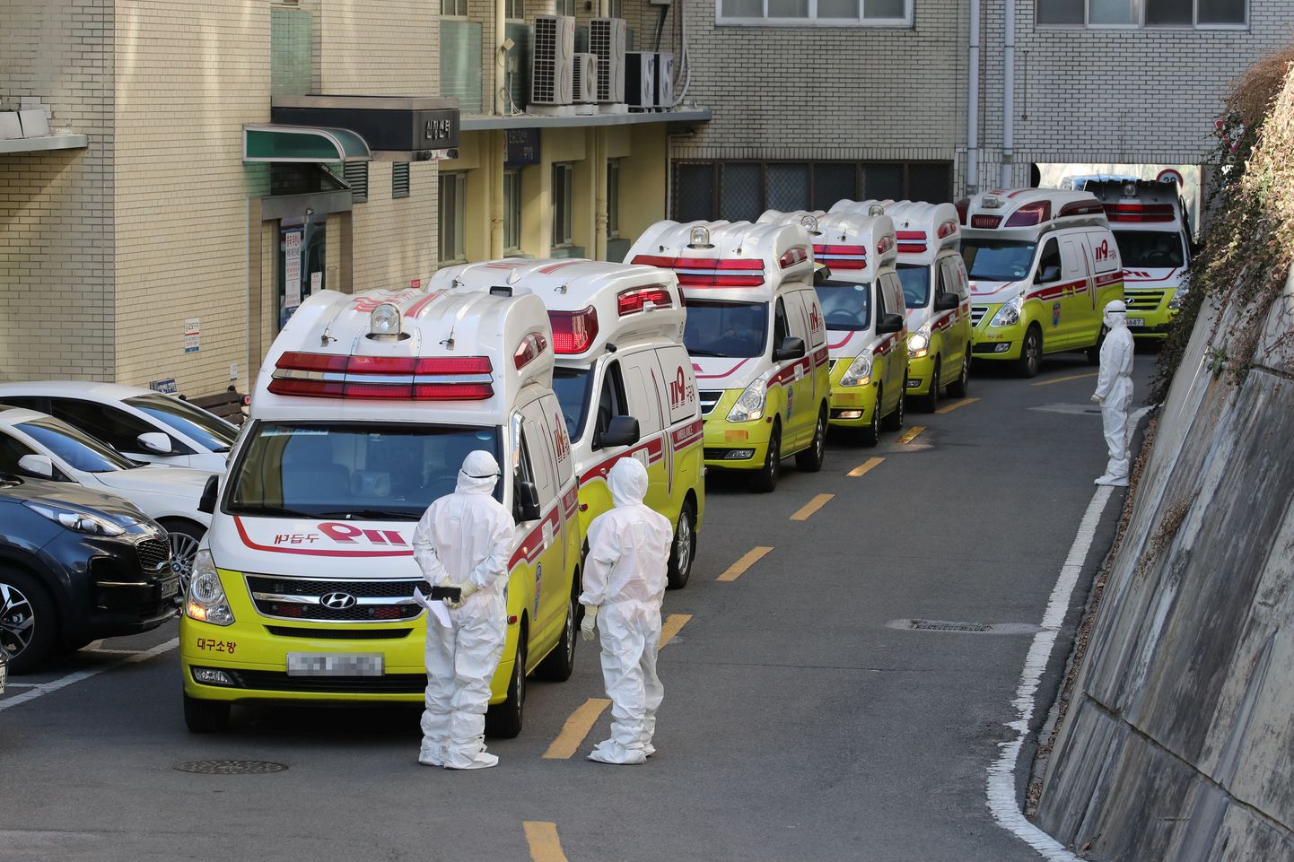 Kiirabiautod toimetamas viirusehaigeid Daegu haiglasse.