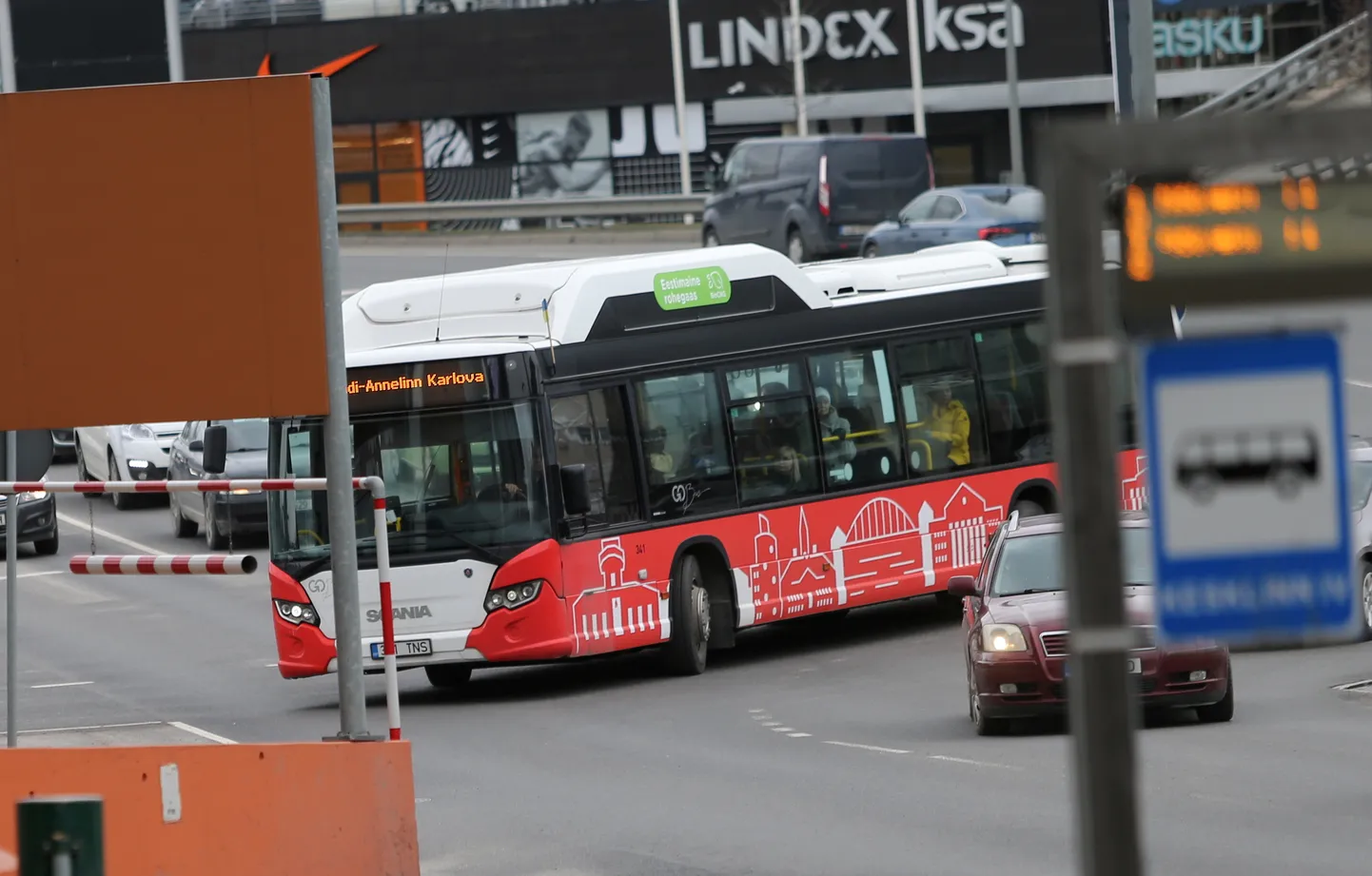 Tartu linnaliini õhtustesse bussidesse tuleb alates neljapäevast siseneda esiuksest, sest õhtuti sõidavad paljud inimesed piletita ja nii jääb linnal saamata pool miljonit eurot.