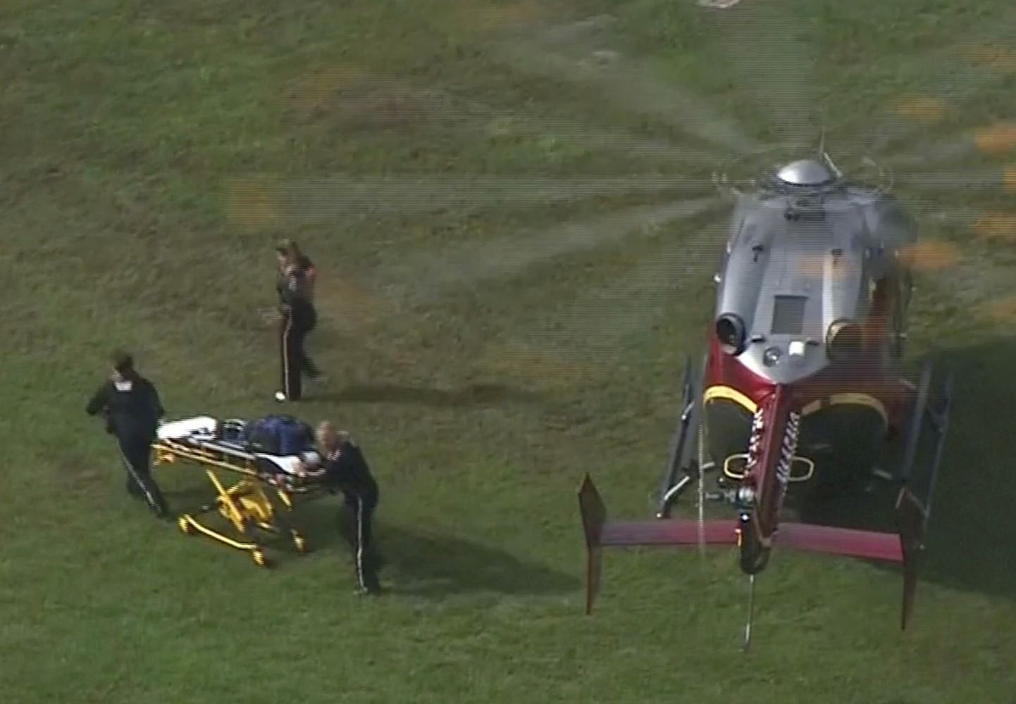 Mediķu helikopters aizgādā cietušos no apšaudes Virdžīnijā