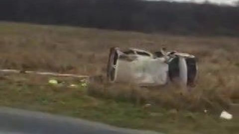 Видео: в волости Харку после неудачного обгона автомобиль вылетел в кювет и перевернулся