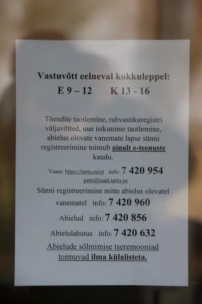 Silt rahvastiku- ja perekonnaseisutoimingute teenistuse maja uksel.