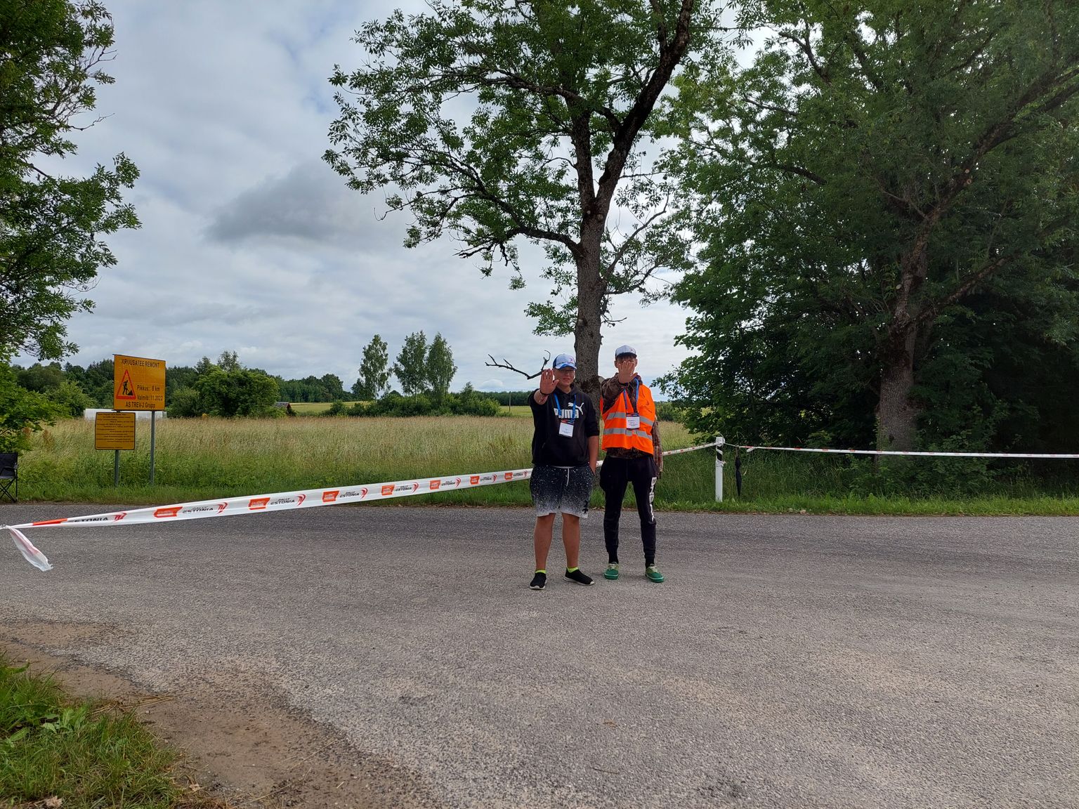 Karste pealtvaatamisala parkimiskorraldajad Raimo Lõiv ja Mihkel Täpsi saavad rallifännidele öelda: siit mitte sammukestki edasi.