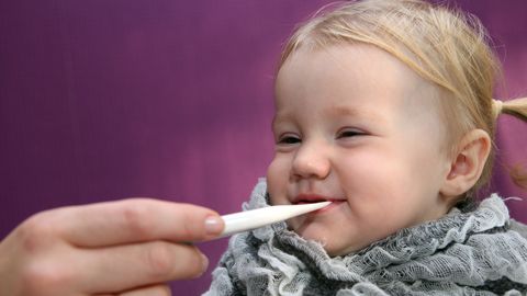 В Латвии распространяется вирус, который особенно опасен для младенцев