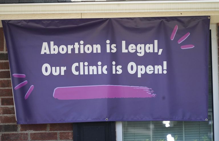 Kliinik Texases, millel seisab silt: Abort on legaalne, meie kliinik on avatud.