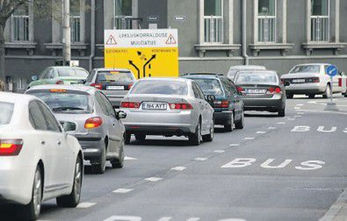 На эстонских дорогах сплошным потоком движутся автомобили, и власти ломают голову, как справиться с пробками.