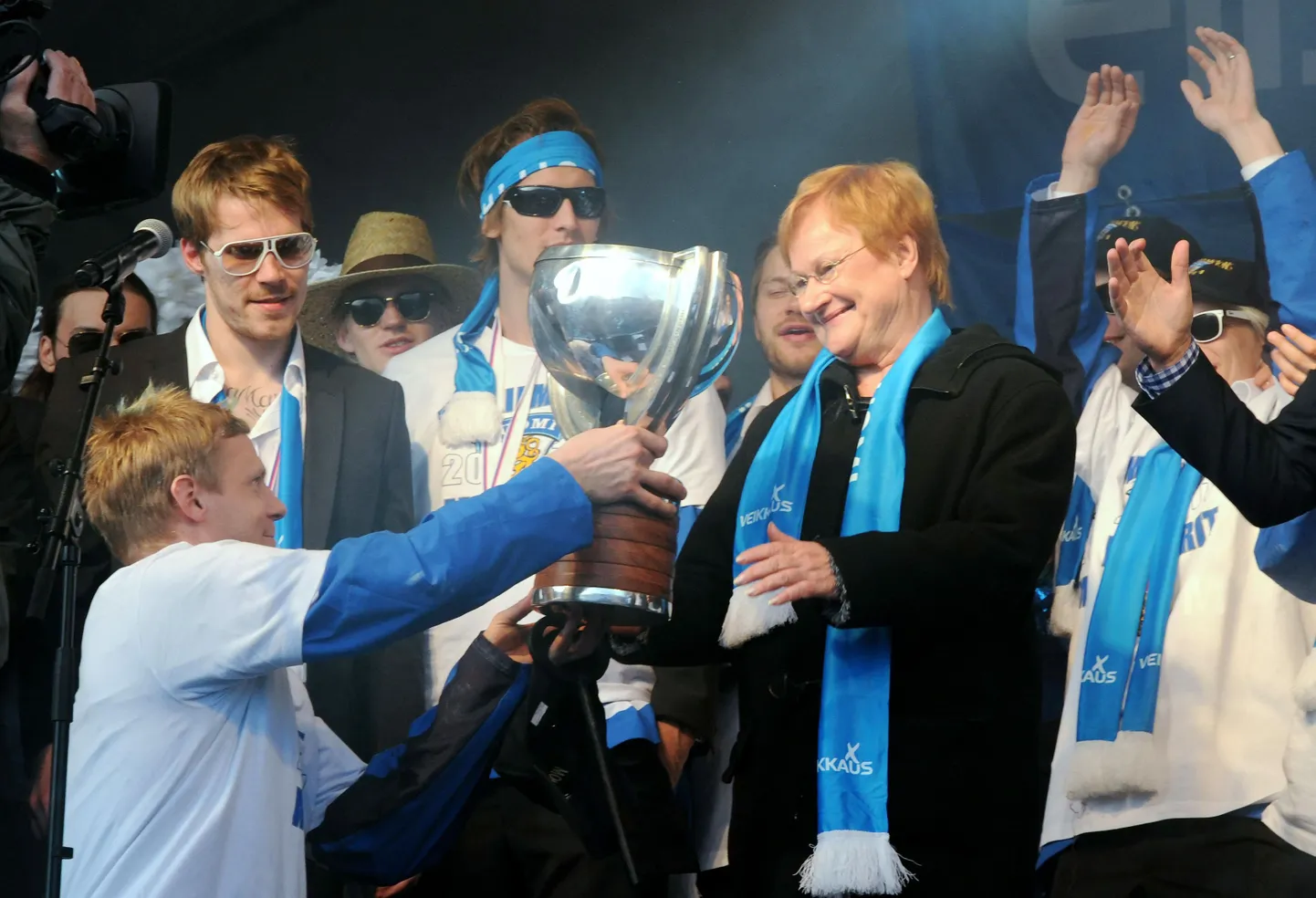 Soome koondise kapten Mikko Koivu ulatab võidukarika presidendile Tarja Halonenile.