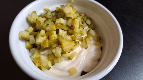 Iemērc gurķi, maizes standziņu vai šašliku: 8 uzkodu mērcītes