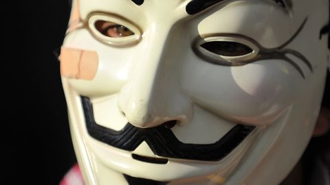 «Отпустите Ассанжа или поплатитесь!»: хакеры Anonymous обратились к британским властям