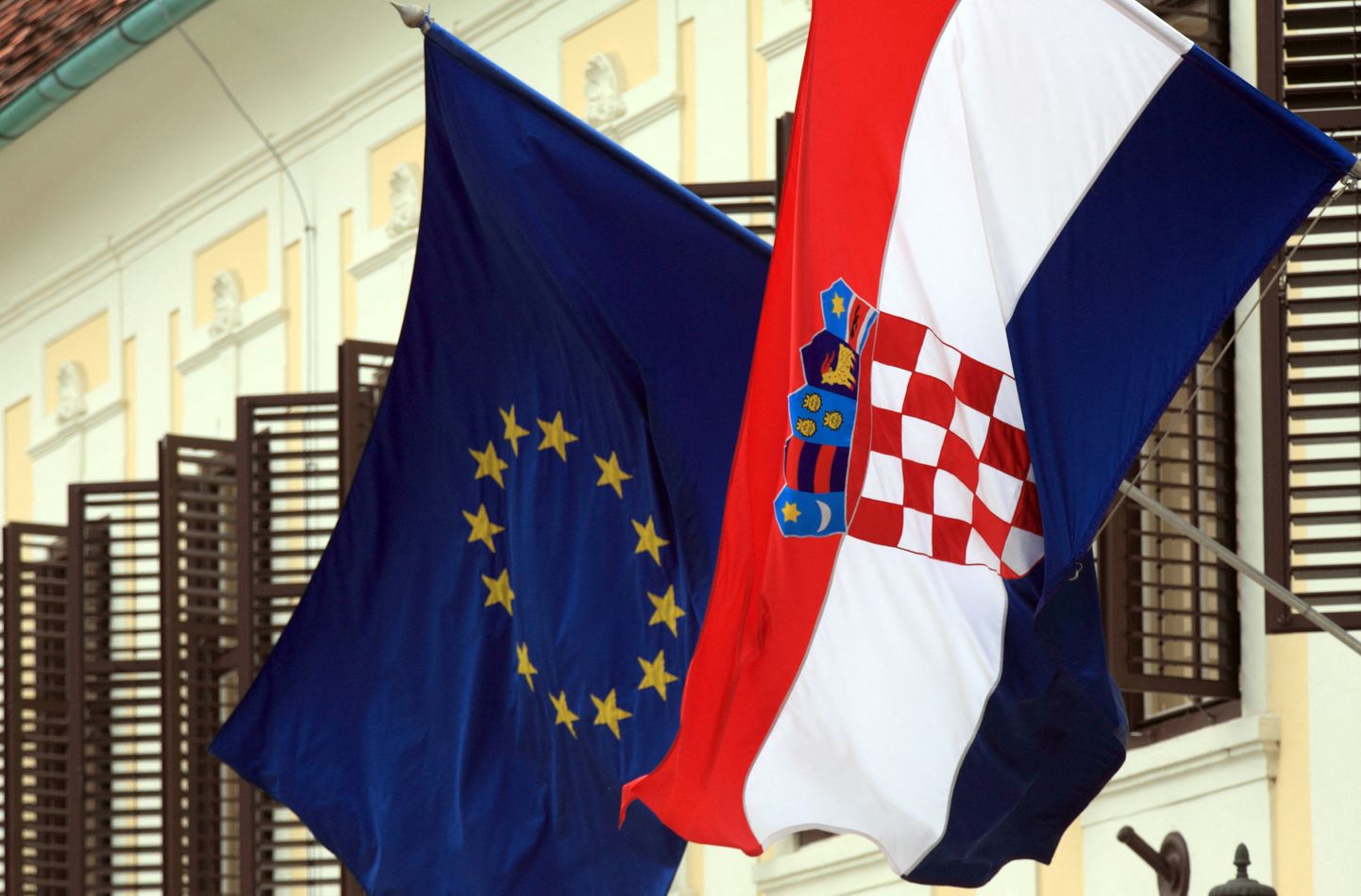 Флаги Евросоюза и Хорватии
