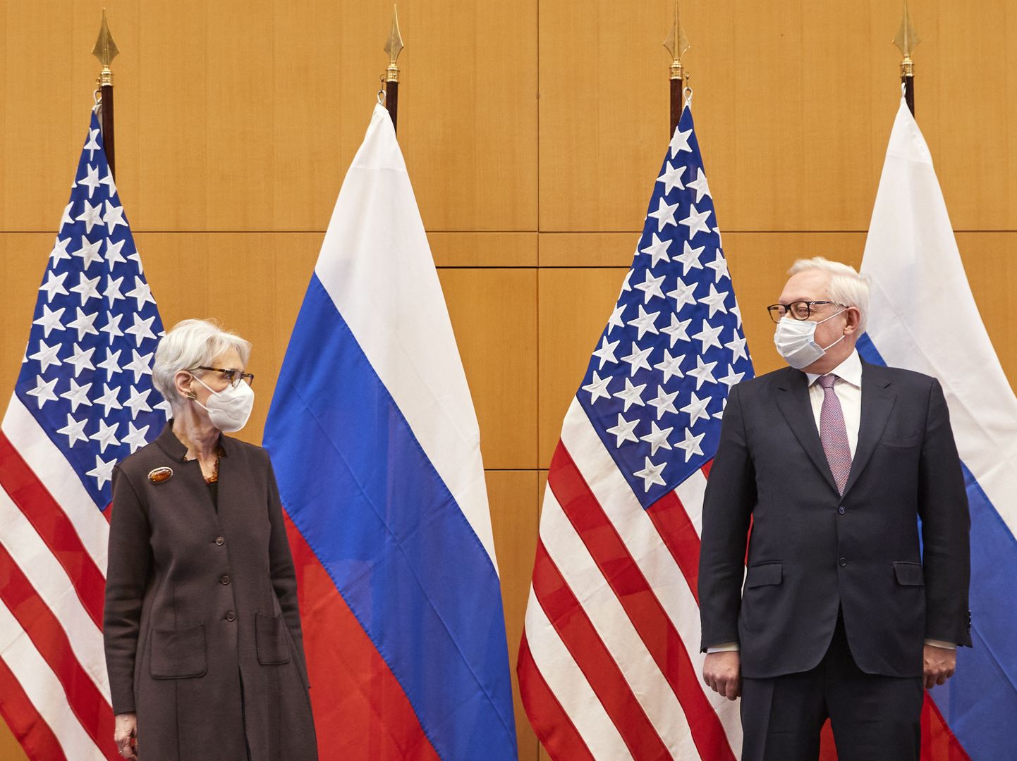 Госсекретарь США Венди Шерман и замминистра иностранных дел России Сергей Рябков.