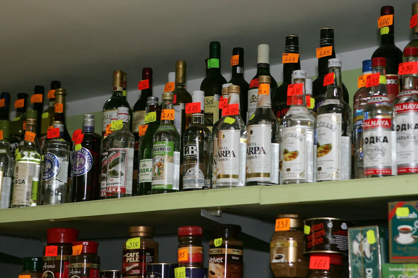 Alkoholilett Veclaicene kaupluses. Lätis kerkib kange alkoholiaktsiis juba 1.juunist.
