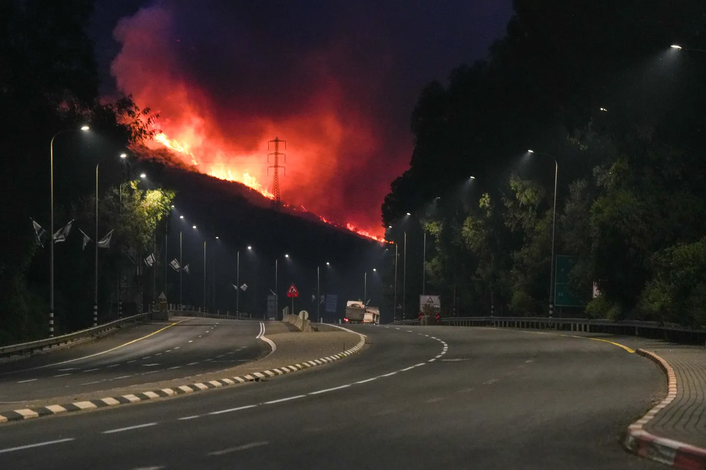 Pärast raketirünnakuid on näha suitsu ja tuld Kiryat Shmona lähedal Iisraeli metsades.