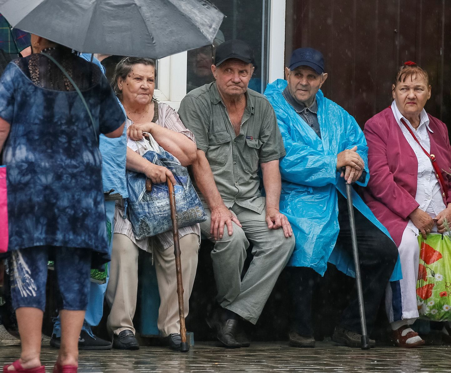 Inimesed ootamas Ukrainas Majorskis pangakontori ees. Pilt tehtud 4. juulil 2019.