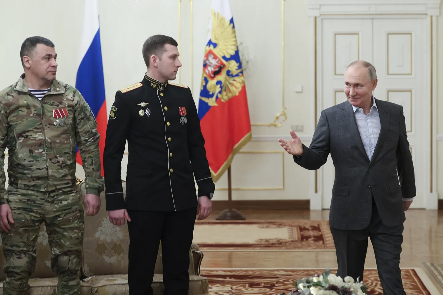 Venemaa ei vaja oma kodanike luurama sundimiseks nende kohta kompromiteerivat materjali. Enamik neist teeb seda vabatahtlikult ja uhkusega. Putin vestlemas Ukraina- vastases agressioonisõjas osalejatega oma residentsis Moskva lähistel. Foto on illustreeriv.