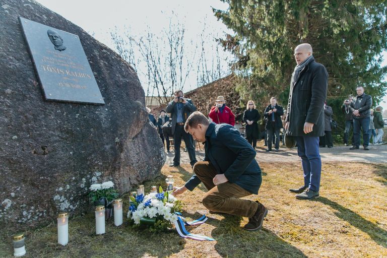 Kõveroja talu õuel avati mälestustahvel Tõnis Kalbusele, riigitegelase auks asetas pärja riigikogu liige Andres Metsoja.