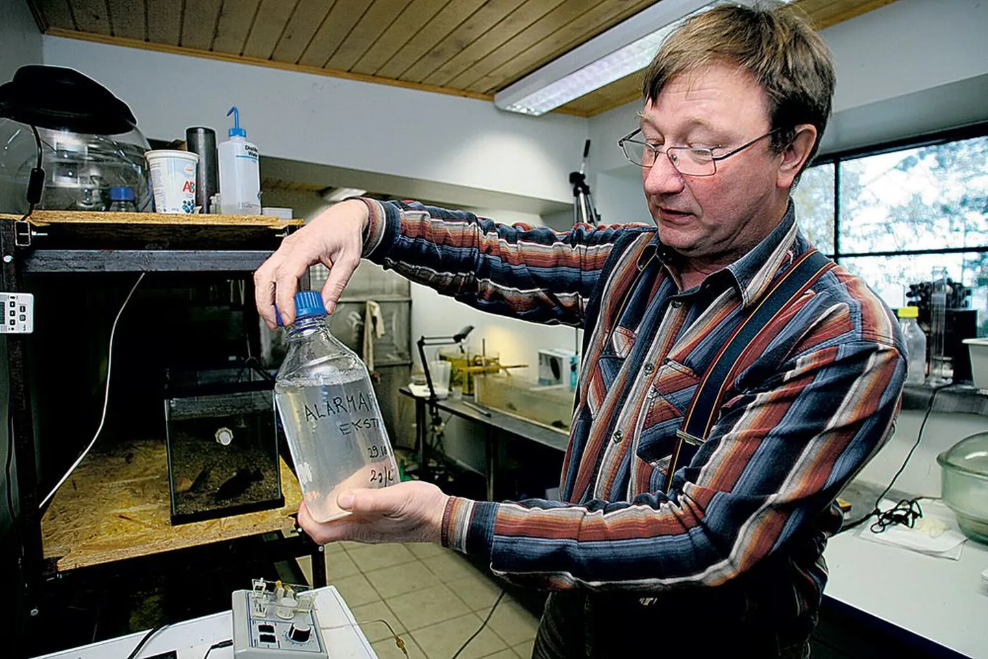 Puust ette ja punaseks: kui kalateadlane Arvo Tuvikene toimetab akvaariumi värsket alarmaine ekstrakti, lähevad kogred paanikasse.