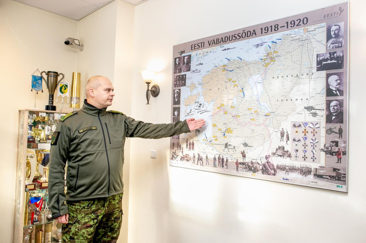 Vabadussõja käigust, väejuhtidest ja autasudest annab ülevaate kaart, mida tutvustab Kaitseliidu Pärnumaa maleva pealiku üles­andeid täitev major Kristian ­Kivimäe.