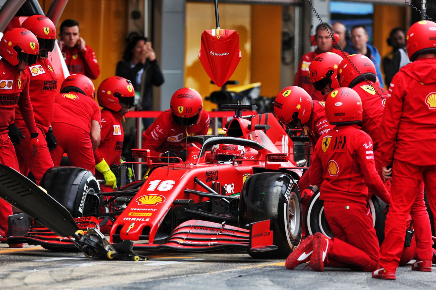 Ferrari tiim rõõmustab uue etapi üle.