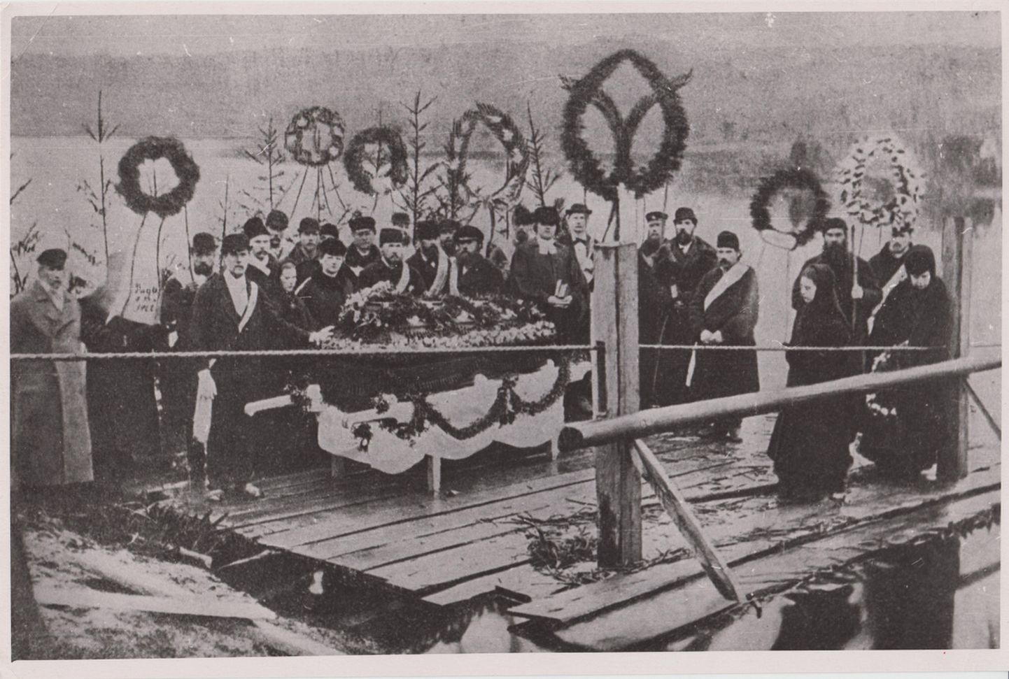 Jakobson suri 1882. aasta kevadel ootamatult keset tööhoogu. Tema matused olid kui rahvuslik meeleavaldus. Lein oli üldine.
