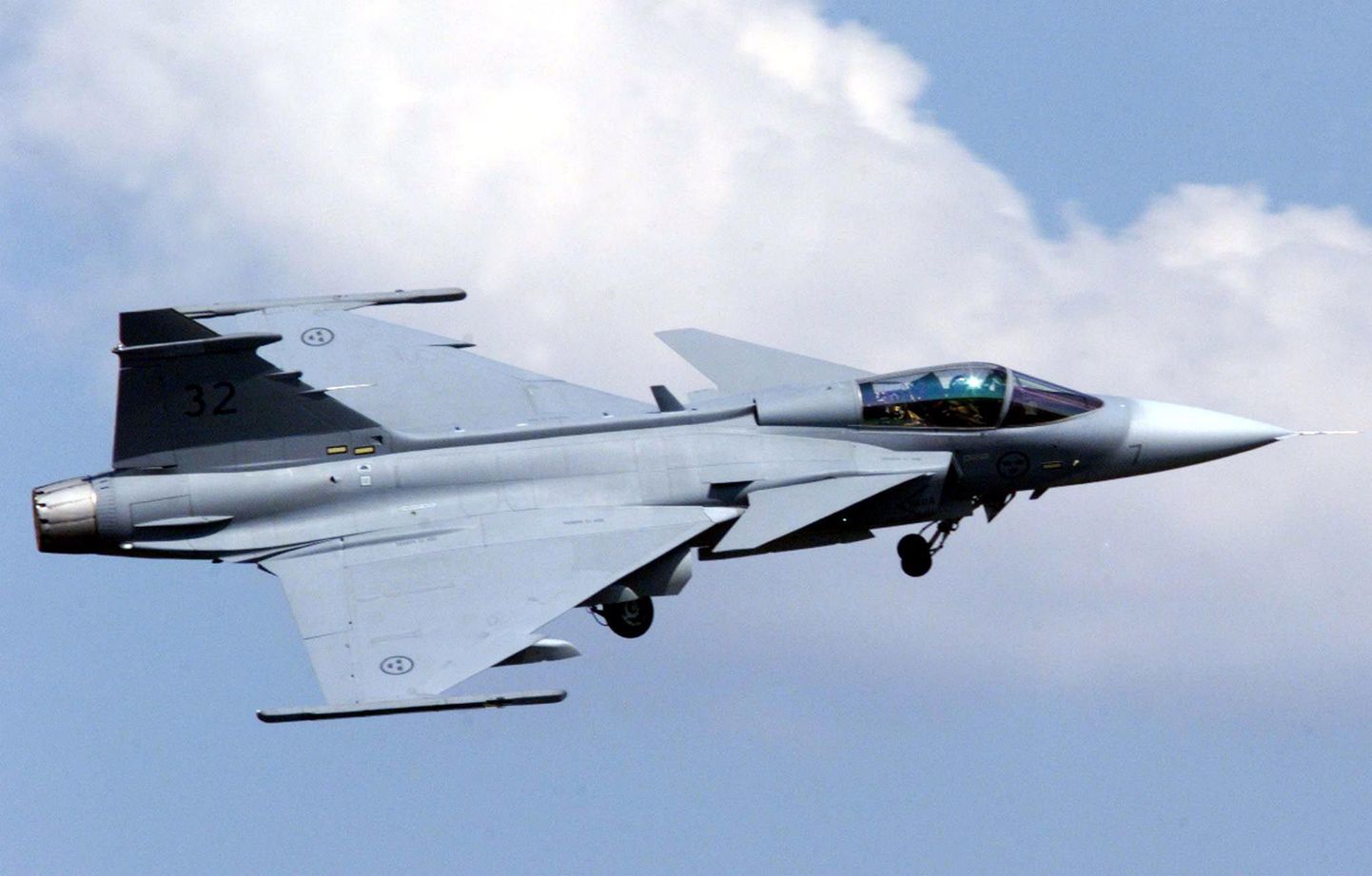 File picture shows a Swedish air force Saab Gripen multi task fighter plane performing over the Waterkloof airforce base in South Africa, November 1, 1998. Switzerland has chosen to replace its fighter jet fleet with Swedish defence and aerospace group Saab's JAS-39 Gripen, Swiss Defence Minister Ueli Maurer announced November 30, 2011. REUTERS/Peter Andrews/File  (SOUTH AFRICA  - Tags: POLITICS MILITARY BUSINESS)