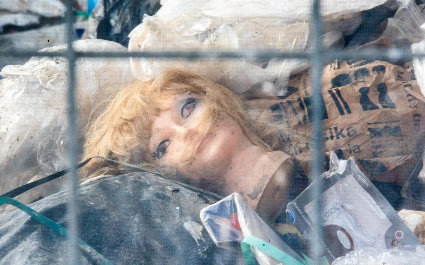 Ringmajanduses peaks tootmis- ja tarbimishel kujundatud nii, et midagi ei satu olmeprügisse. Pigem parandatakse, taaskasutatakse, võetakse materjaline uuesti ringlusse. Fotol mannekeeni pea prügimäel olmeprahi seas.