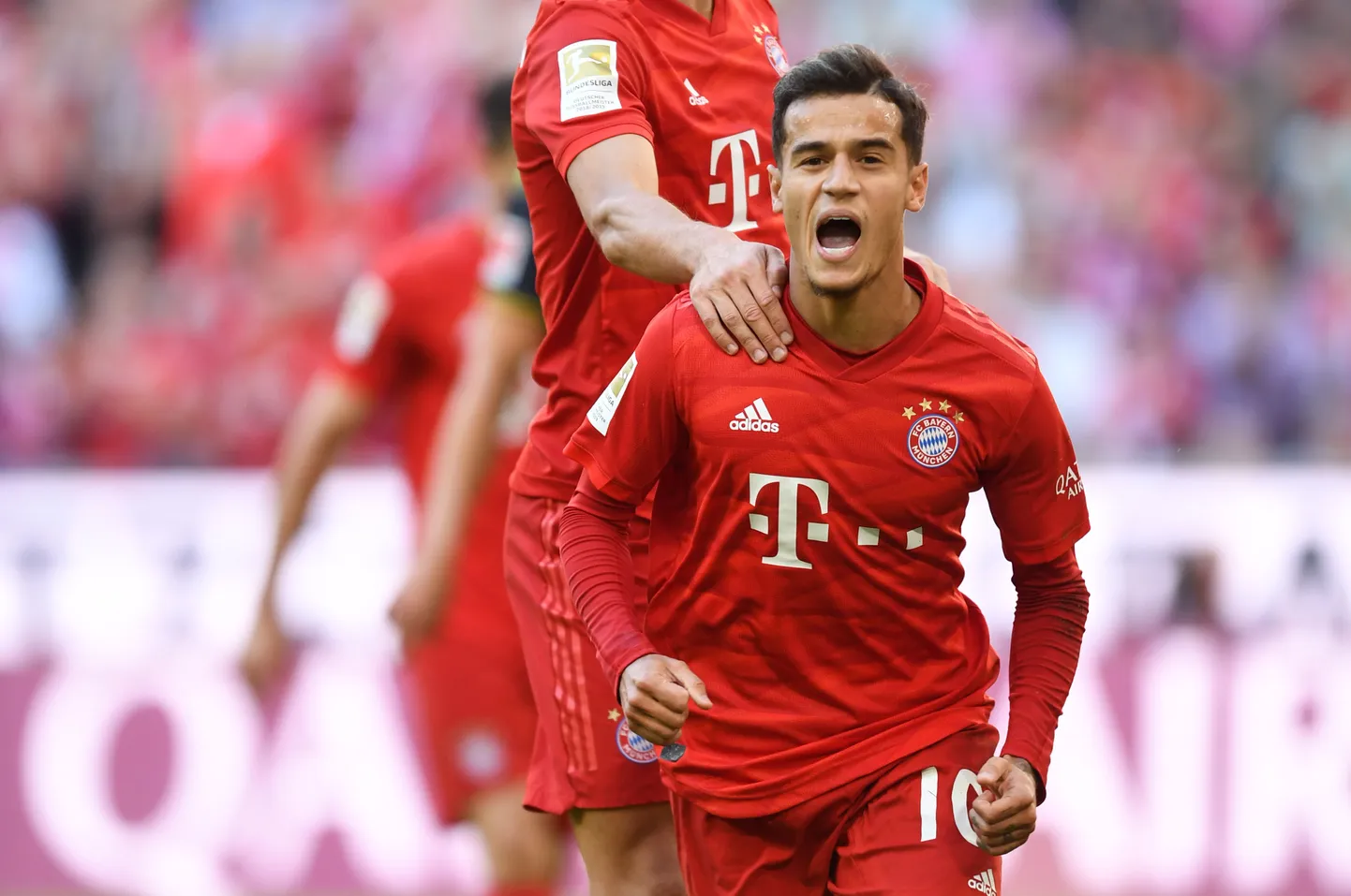 Coutinho väravat tähistamas.